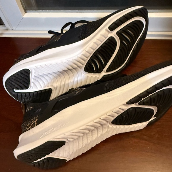 NWOT: New Balance Womens Black and Cheetah Print Sneakers - Picture 7 of 10